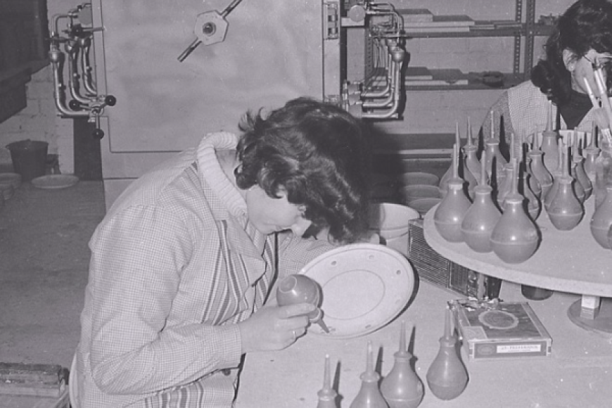 Rosa Blanc (esquerra imatge) i Juanita Vera (dreta) decorant amb xeringa al taller del carrer Solidaritat, 64. Voltants del 1975. | ©  Joan Vilà-Clara Garriga. Procedència: arxiu família Vilà-Clara.
