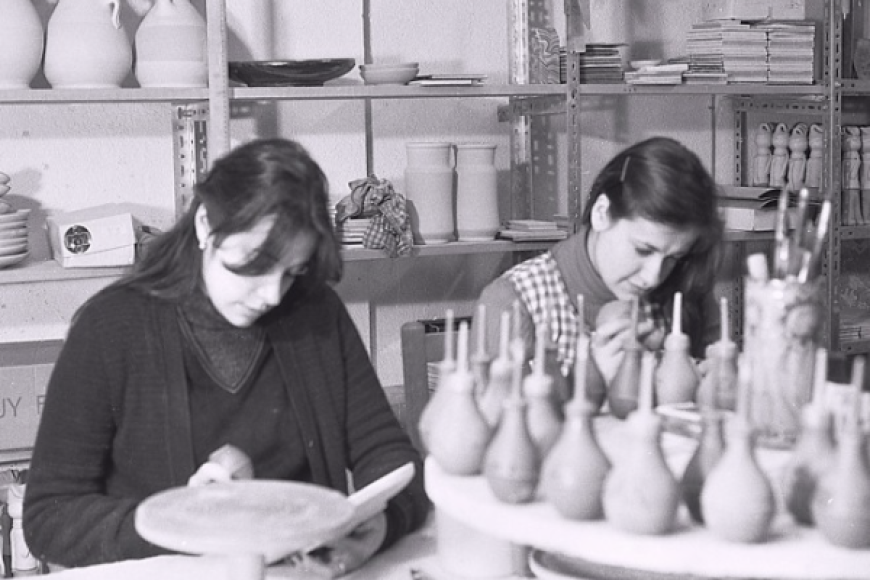 Carmen Roig (esquerra imatge) i M. Àngels Pareta (dreta) decorant amb xeringa al taller del carrer Solidaritat. Any 1980. | ©  Joan Vilà-Clara Garriga. Procedència: arxiu família Vilà-Clara.
