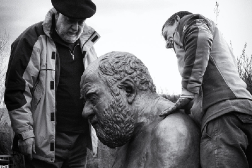 Javier Garcés i Carlets desenfornant l'escultura “Carlets negre” a l'Escola de Ceràmica de la Bisbal. Any 2015. | © Adela Piera