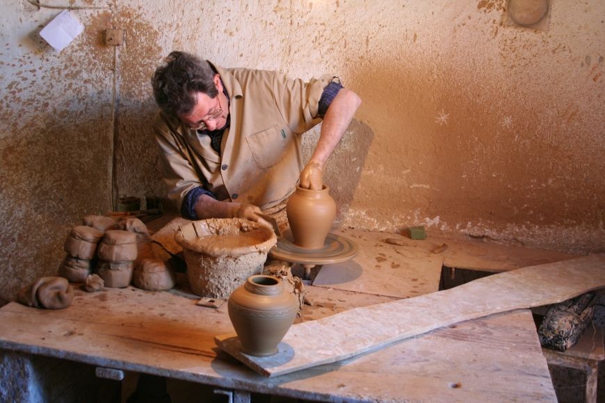 Pere Salamó Sais treballant al torn (any 2015) | © Adela Piera. Fons d'imatges Terracotta Museu.