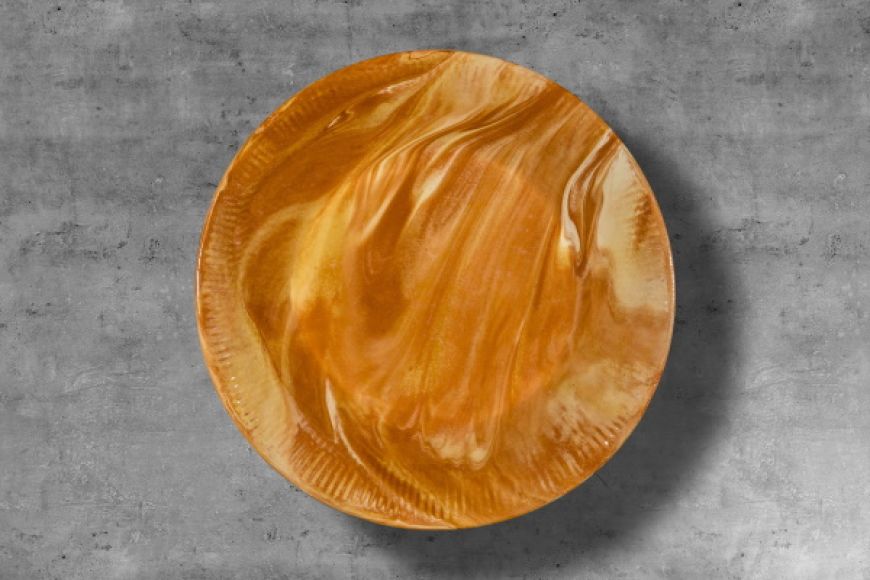 Plata “arrissada”: per preparar i servir viandes. Bany d’engalba blanca de base, decoració jaspiada amb engalba vermella i vernís. TM. 2761 | © Jordi Geli / Terracotta Museu