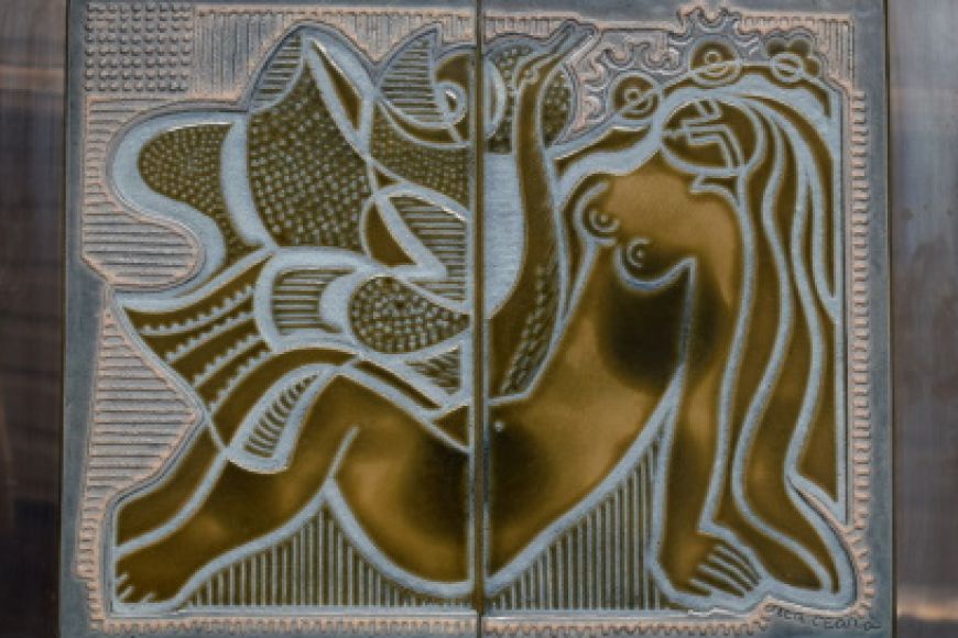 Plafó de Leda i el cigne. Terra vermella, engalba i vernís blau amb textura. Galetera. Dibuix ratllat i xeringa. Josep Vilà-Clara Garriga, 1974. 40,5x51 cm. Col·lecció particular.