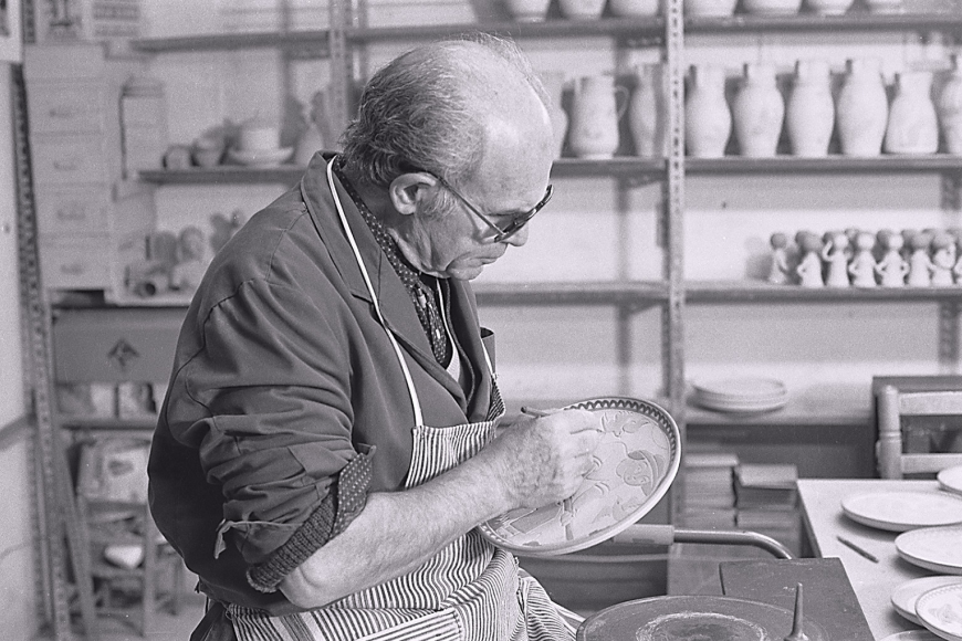Josep Vilà Clara decorant amb punxó. Any 1977 | © Joan Vilà-Clara Garriga Josep Vilà Clara decorant amb punxó. Any 1977 | © Joan Vilà-Clara Garriga