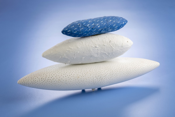 Sortint a passejar, 2019. Porcellana. 30 x 6 x 14,5 cm.