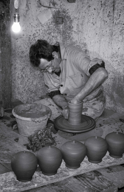 Pere Salamó modelant la botxa d’un doll (2015) | © Adela Piera