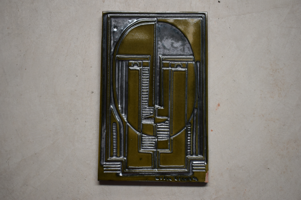 Cara 2. Terra vermella, engalba i vernís verd texturat. Galetera. Dibuix ratllat i xeringa. Josep Vilà- Clara Garriga, 1974. 39,5x25 cm. Col·lecció particular.