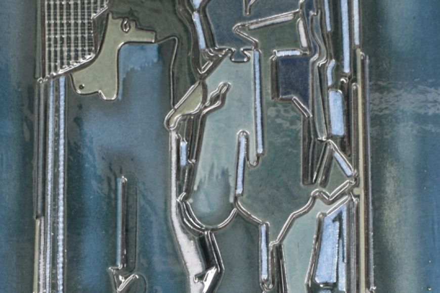 Placa. Terra vermella, engalba i vernís blau amb textura. Galetera i relleu. Dibuix ratllat, xeringa i tornassolats. Josep Vilà-Clara Garriga, 1990. 57x35 cm. Col·lecció particular.