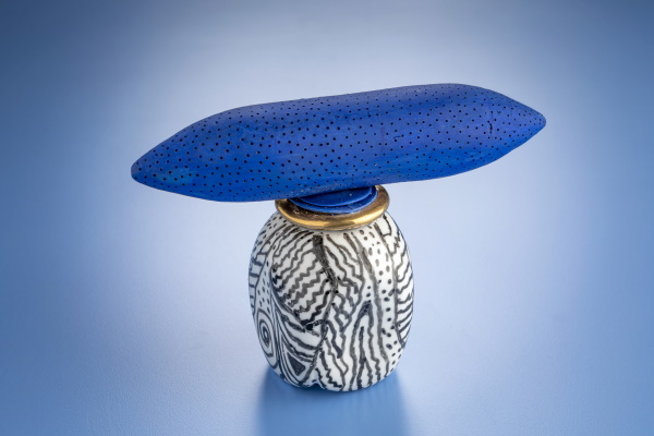 Capitell XV, 2017. Porcellana. 15 x 22 x 8 cm. | © Jordi Geli