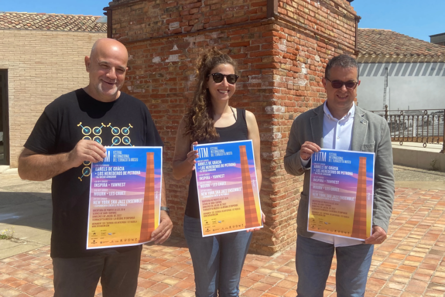 D'esquerra a dreta: el regidor de Cultura, Carles Puig, el membre de l’organització, Laura Yepes, i l’alcalde de la Bisbal, Enric Marquès. D'esquerra a dreta amb el cartell del festival a les mans: el regidor de Cultura, Carles Puig, el membre de l’organització, Laura Yepes, i l’alcalde de la Bisbal, Enric Marquès.