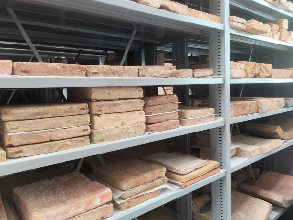 Peces de rajoleria de la col·lecció Jaume Vilà ja inventariades en el magatzem de reserva del Terracotta Museu