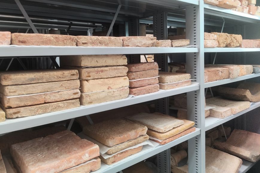 Piezas de ladrilleria ya inventariadas en el almacén de reserva del Terracotta Museu Piezas de ladrilleria ya inventariadas en el almacén de reserva del Terracotta Museu