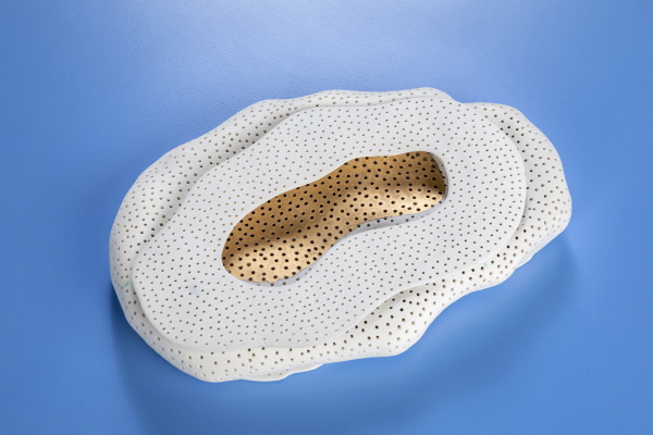 Nuvolada, 2019. Porcellana i or. 24 x 16 x 3 cm. | © Jordi Geli