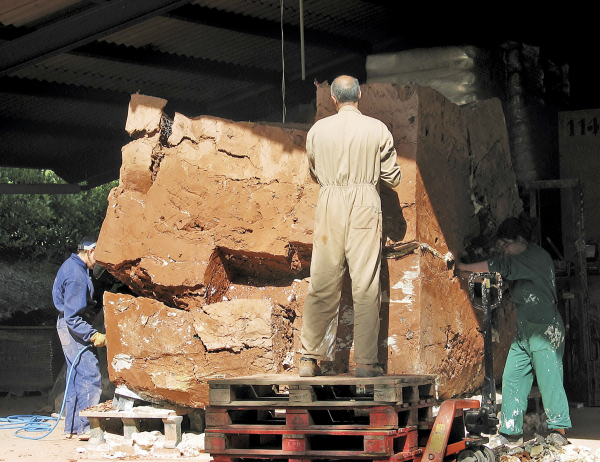 El bloc de gres del memorial Als vençuts. Riudaura, 2004.