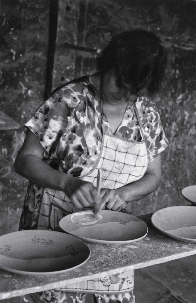 Dolors Guerra decorant un plat a trepa (2000) | © Eduard Punset