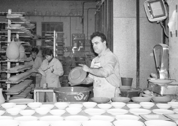 Rafel Delgado, Anna Pons i Encarni Caparrós envernissant al taller del carrer Solidaritat. Any 2000. | © Ferran Vilà-Clara Grasiot. Procedència: arxiu família Vilà-Clara.