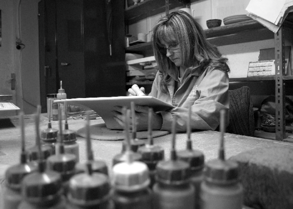 Leo Aguilar decorant amb xeringa un centre de taula al taller del carrer Sis d'Octubre. Any 2011. | © Anna Vilà-Clara Aguilar. Procedència: arxiu família Vilà-Clara.