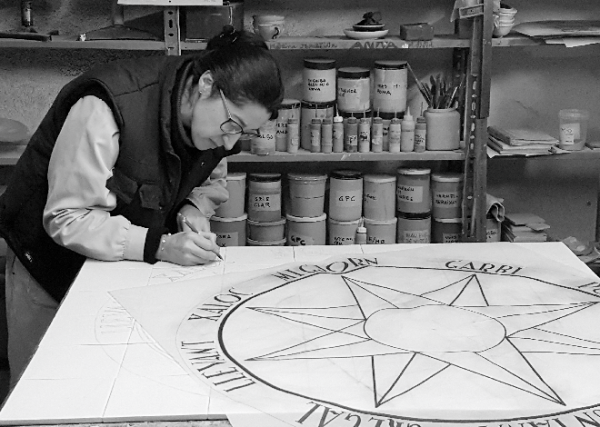 M. José Caparrós dibuixant un plafó de la Rosa dels vents al taller del carrer Sis d'Octubre. Any 2018. | © Terracotta Museu