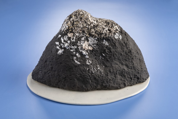 Les primeres neus, 2019. Refractari, porcellana i plata. 31 x 23 x 20 cm. | © Jordi Geli