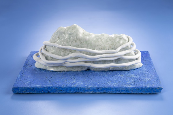 Ha sorgit de la boira, 2008-2014. Refractari i porcellana. 13 x 32,5 x 21 cm. | © Jordi Geli