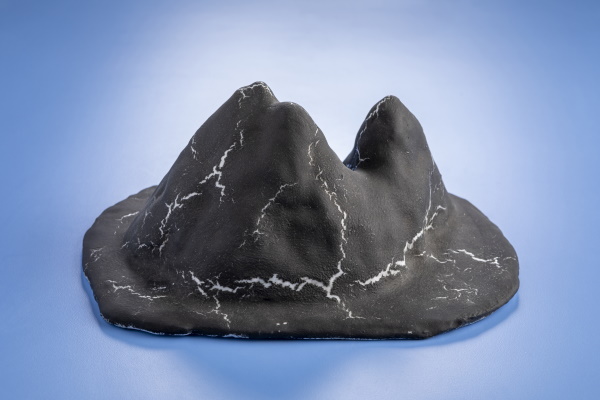 Tinc una muntanya a les mans, 2017. Porcellana. 30 x 22 x 12 cm. | © Jordi Geli