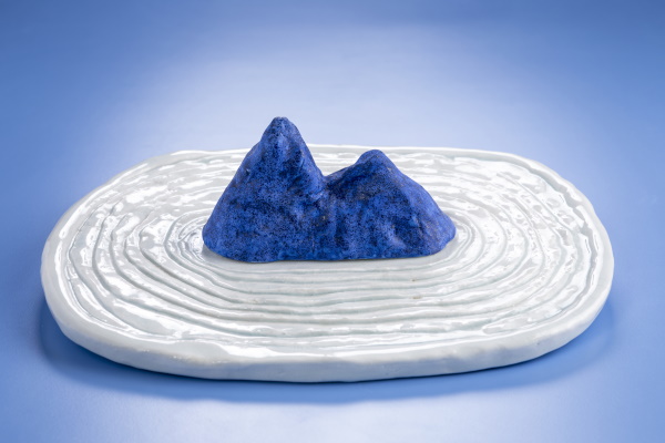 Serral i llac, 2009. Porcellana. 9 x 33 x 27 cm. | © Jordi Geli