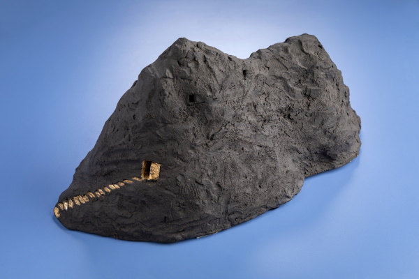 L'escala del silenci, 2017. Refractari i or. 22 x 45 x 24 cm. | © Jordi Geli