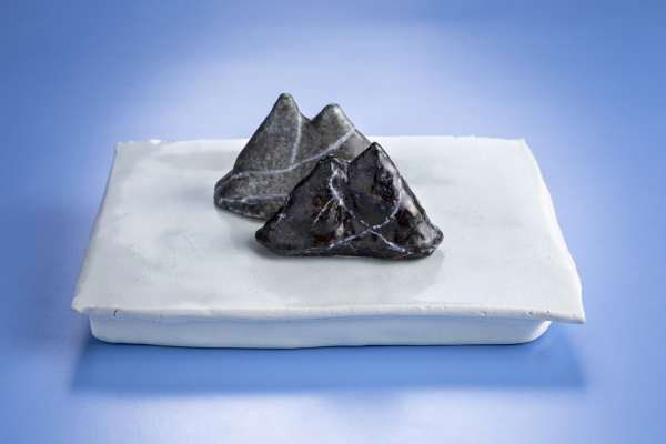 Taulell I, 2017. Porcellana. 10 x 27 x 21 cm. | © Jordi Geli