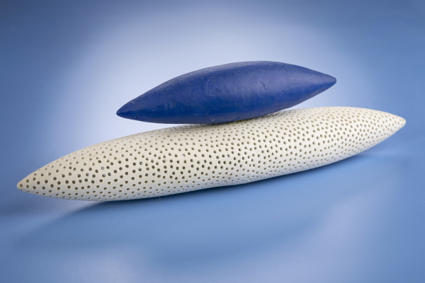 Companys de camí, 2019. Porcellana. 39 x 8 x 10 cm. | © Jordi Geli