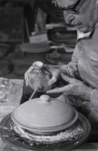 Pitu Salamó decorant a llanterna una cobertora (1994) | © Josep M. Oliveras