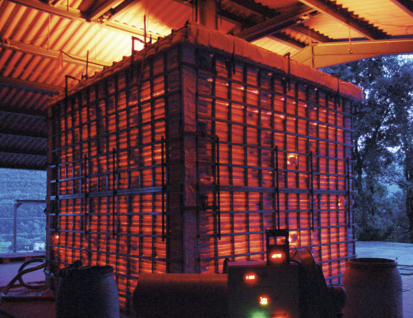 Fornada de la peça. Riudaura, 2004.