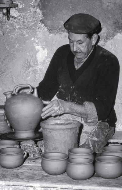 Peret Salamó enllestint un càntir (1988) | © Quim Tor