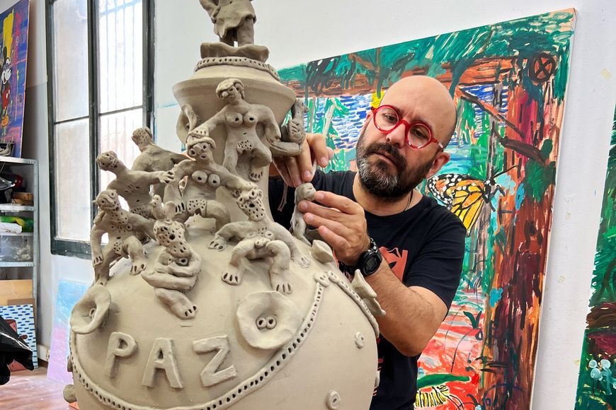Cesc Abad | © Cesc Abad Cesc Abad modelando figuras en una de sus piezas
