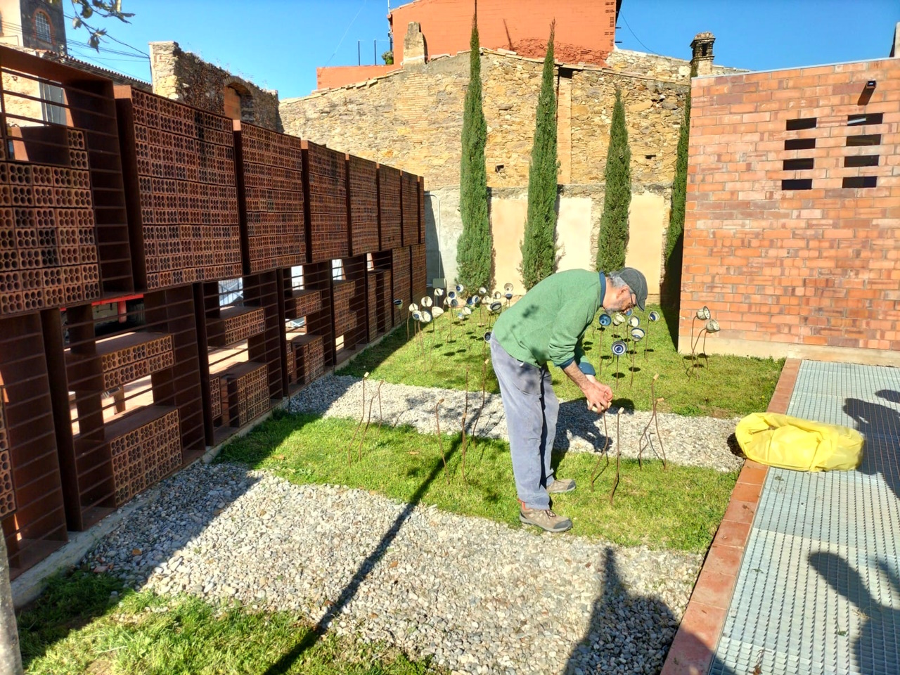 Durant el muntatge d'“Aiguabarreig” al Terracotta Museu | © Terracotta Museu