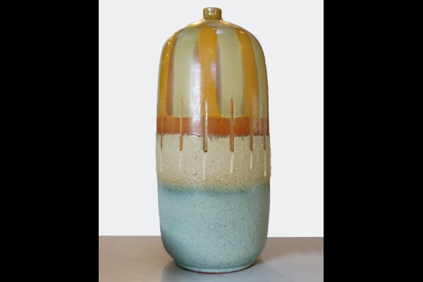 Gerro. Terra vermella, engalba i vernís amb textura. Torn. Decorat amb bany i xeringa. Josep Vilà-Clara Garriga, 1991. 43x18 cm. Col·lecció particular.