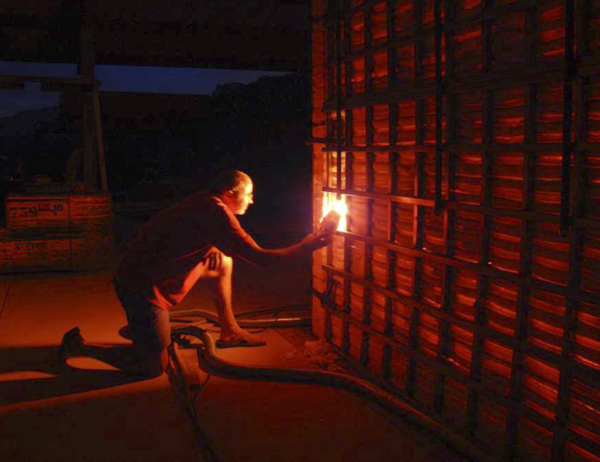 Fornada de la peça. Riudaura, 2004.