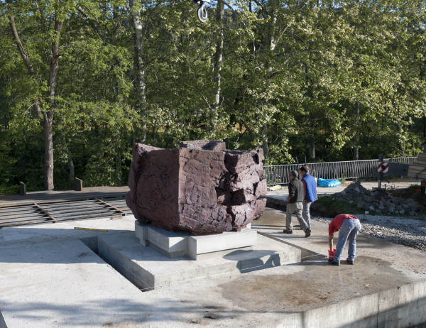 Instal·lació i tancament del monument. Olot, 2006.