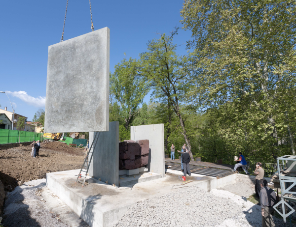 Instal·lació i tancament del monument. Olot, 2006.