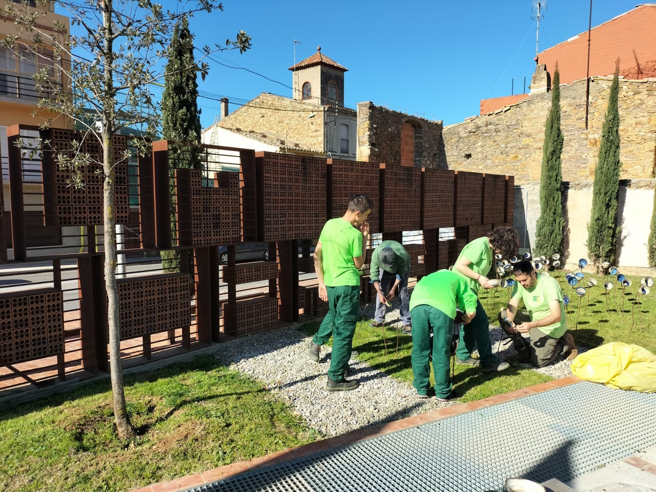Alumnes del cicle formatiu durant el procés de muntatge de les flors de ceràmica