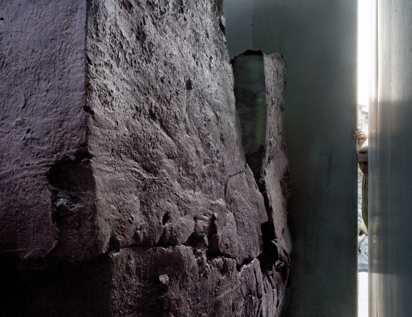 El bloc del memorial Als vençuts, a l'interior del cub de formigó. Olot, 2006.