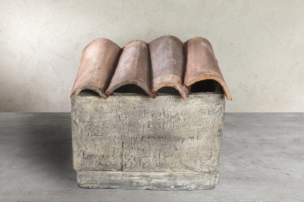 URNA (2017). Terra refractària, esmalts i teules antigues. | © Jordi Geli