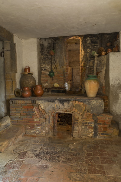 Vista del forn morú a l’actualitat (2018), amb la boca de foc a la part inferior i la porta que obre a la cambra d’enfornar al seu damunt. Una escala en un dels laterals permetia accedir al nivell superior. | © Jordi Geli / Terracotta Museu