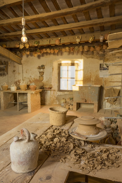 Vista de la sala de torns de la primera planta a l’actualitat (2018), talment com si el temps s’hagués parat. Damunt la taula del torn situat en primer terme, es disposen les risses sobrants de llimar els culs. | © Jordi Geli / Terracotta Museu