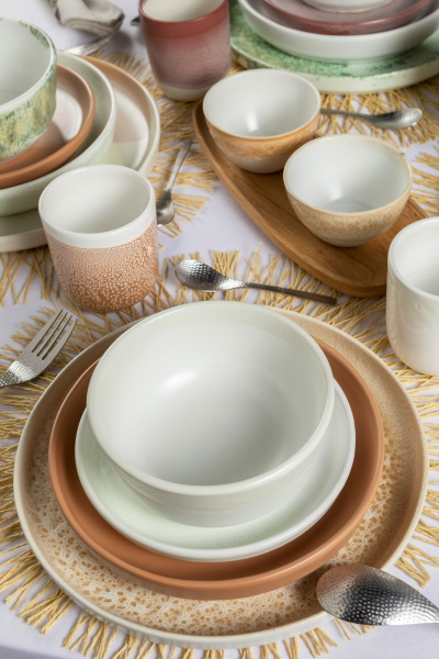 Vàries col·leccions (CITRINO, VARISCITA, ALABASTRO, CUPRITA). Terra Blanca. Cuita a 1100°C. | © Jordi Geli / Terracotta Museu