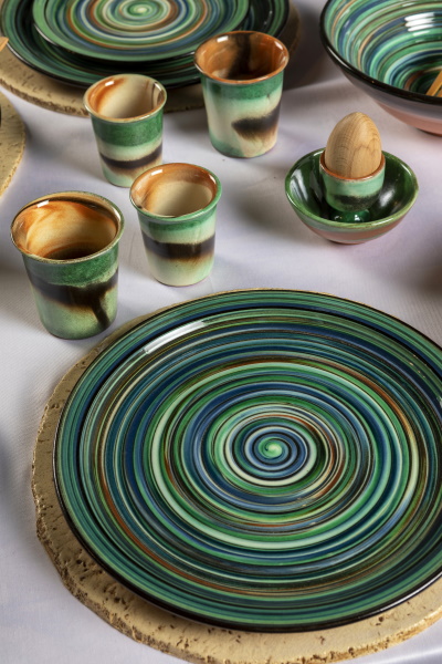 FONOLL. Argila vermella de la Bisbal. Engalbat i esmaltat. Bicocció, primera a 850°C, segona a 1030°C. | © Jordi Geli / Terracotta Museu