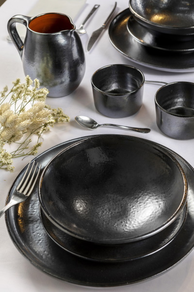 BLACK METAL. Argila de la Bisbal, esmalt s/pb i cuit a 1030°C. | © Jordi Geli / Terracotta Museu