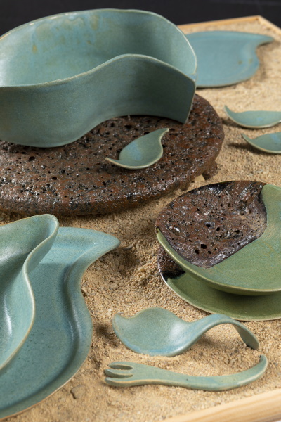 ONADES. Gres, format a mà, esmaltat i cuit a 1.280°C. | © Jordi Geli / Terracotta Museu