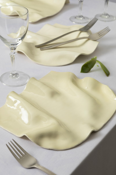 DRAPS. Fang blanc de baixa temperatura, esmaltat transparent. | © Jordi Geli / Terracotta Museu