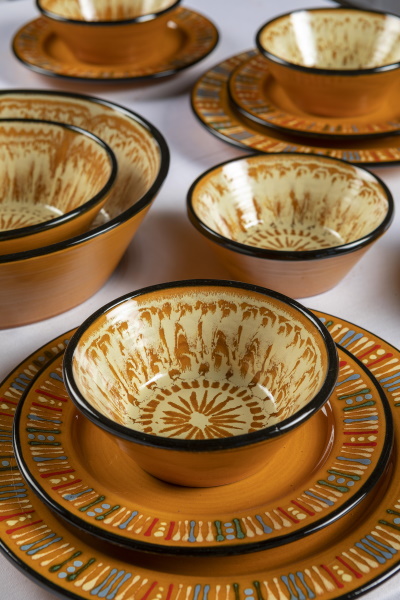 VAIXELLA DE TARDOR. Argila de la Bisbal, decorada amb engalbes i esmalts, vidriada i cuita a 1030°C. | © Jordi Geli / Terracotta Museu