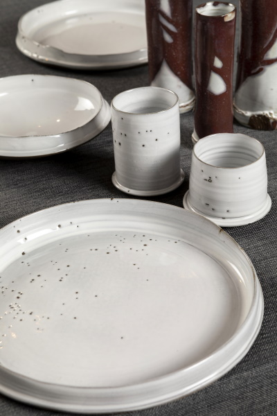 VORAVIU. Argila vermella Bisbal i esmalt s/p. Planxes i torn. Forn de gas 9h. a mitja temperatura i 1h. de manteniment en atmosfera reductora. | © Jordi Geli / Terracotta Museu