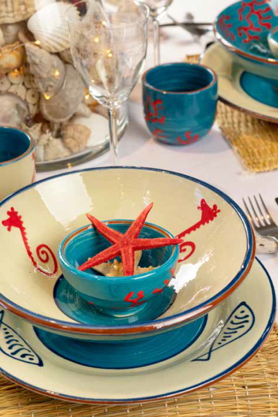 MAREMAR. Argila de la Bisbal engalbada decorada amb pinzell i pera sota coberta. Monococció a 1020°C. | © Jordi Geli / Terracotta Museu